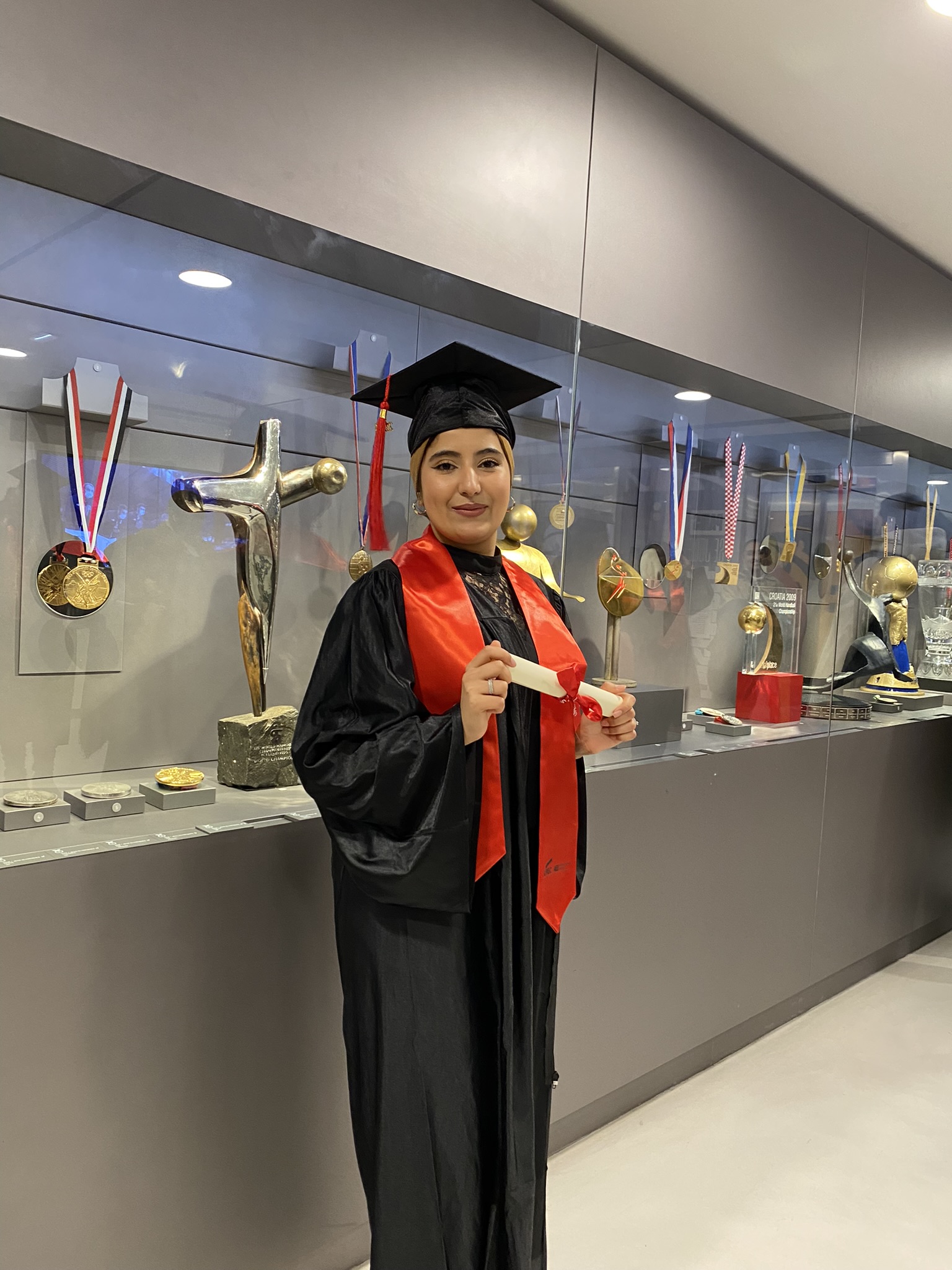 Mariam avec son diplôme de Master